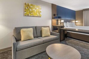 高档床上用品、加厚床垫、办公桌、笔记本电脑工作区