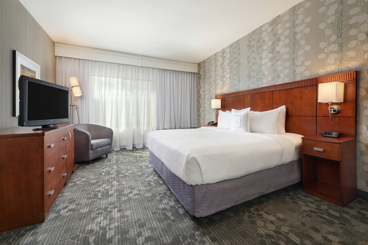 1 bedroom, premium bedding, pillowtop beds, desk