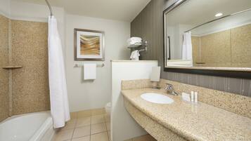 Een bad/douchecombinatie, gratis toiletartikelen, een haardroger