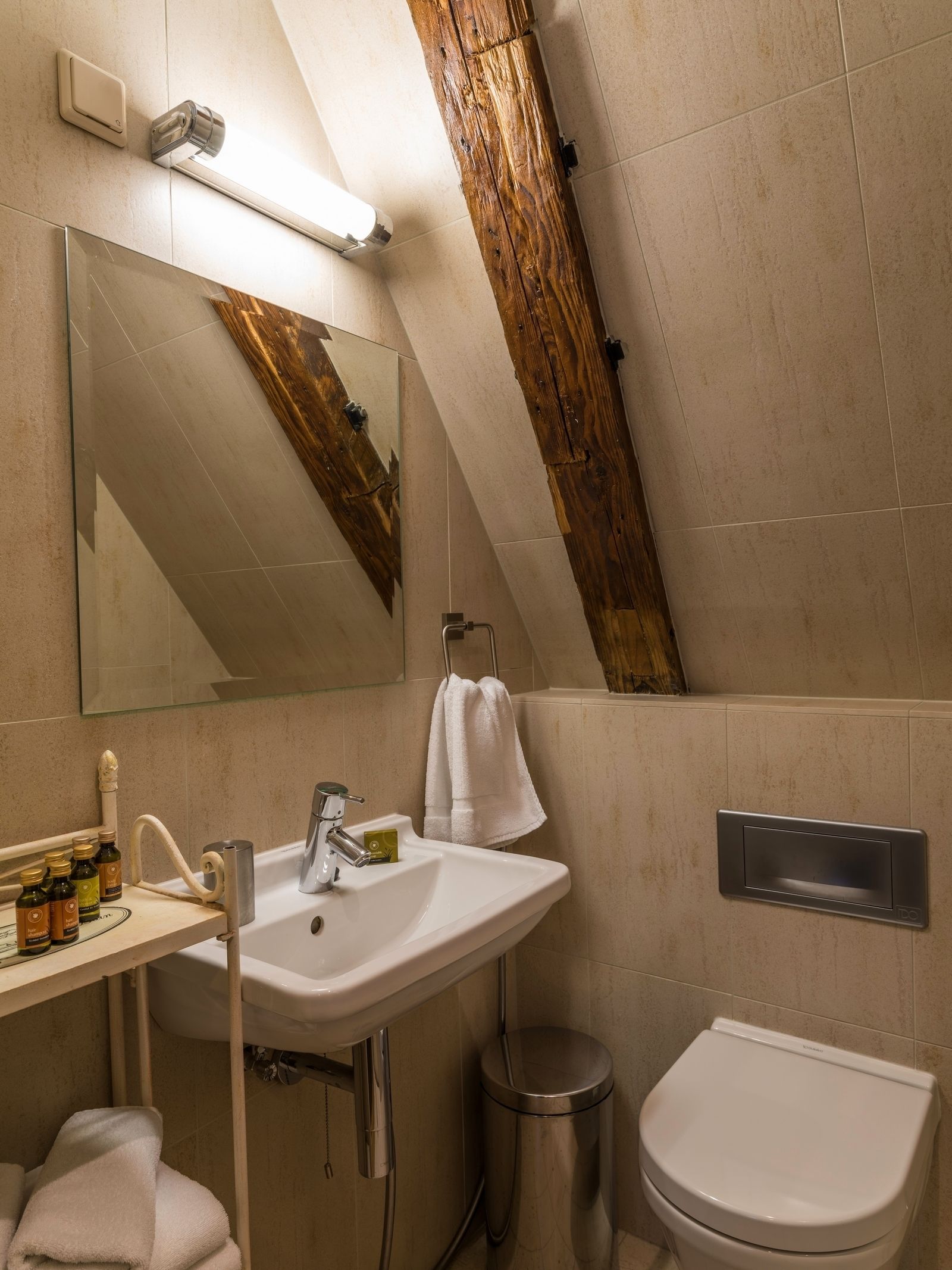 deluxe double room | bathroom | free toiletries, hair dryer, bathrobes, slippers