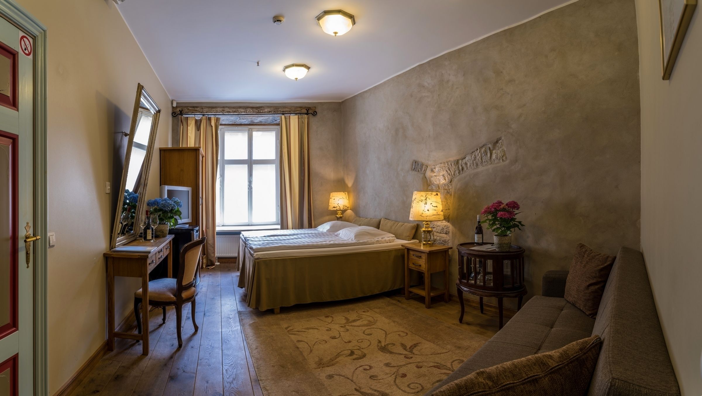 deluxe double room | in-room safe, desk, iron/ironing board, free wifi