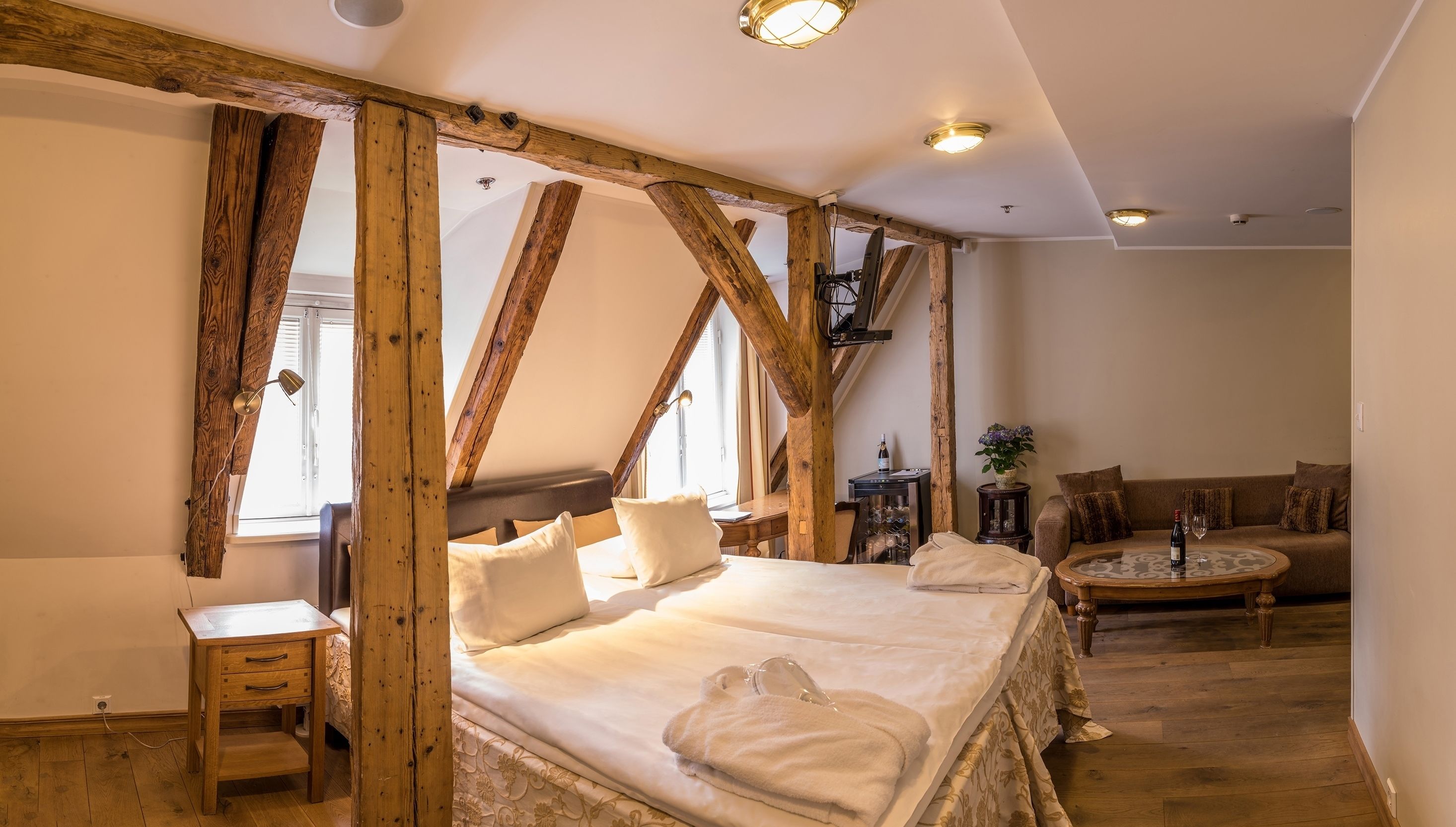 Deluxe Double Room | In-room safe, desk, iron/ironing board, free WiFi