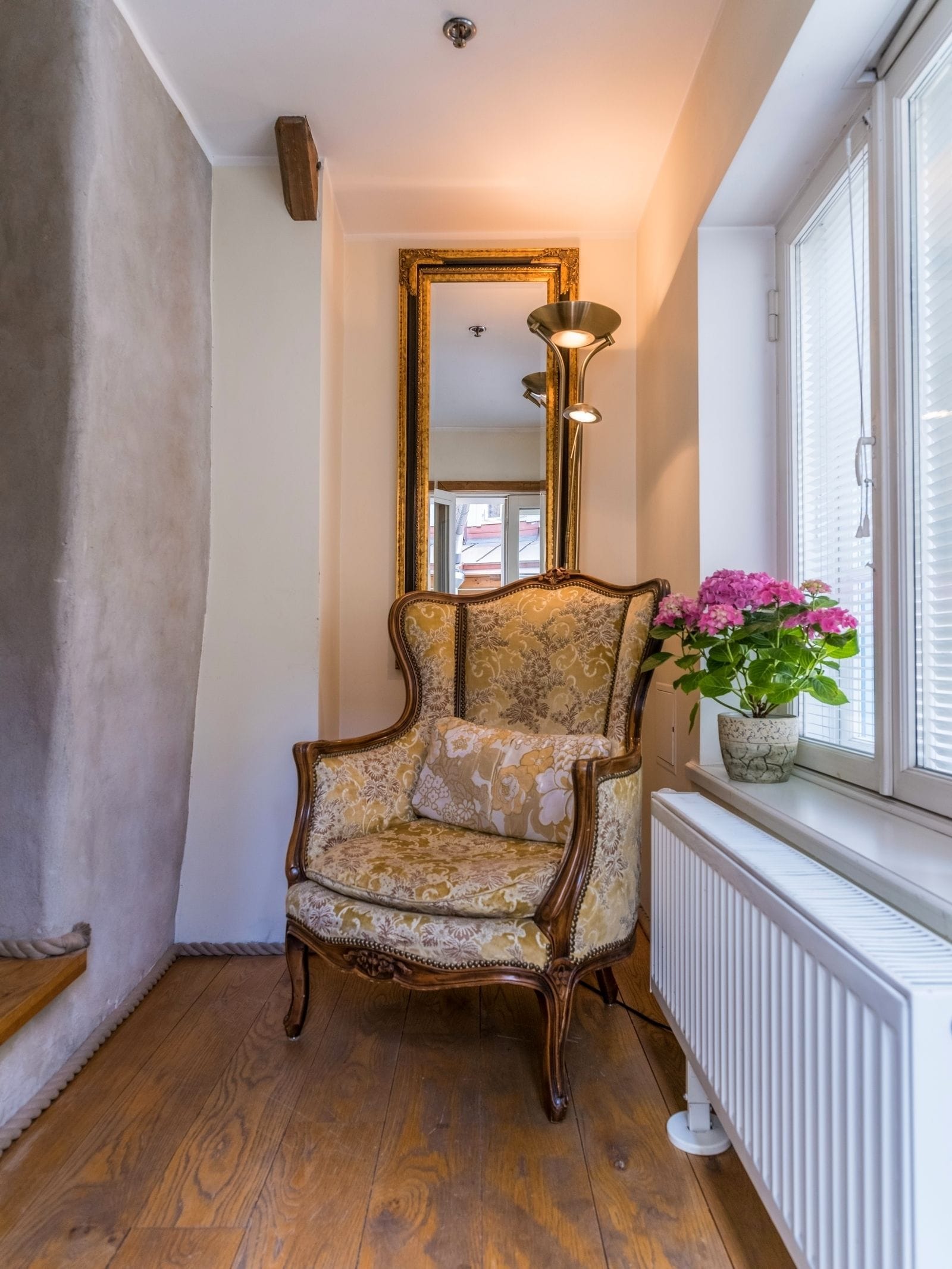 standard double room | living area | tv