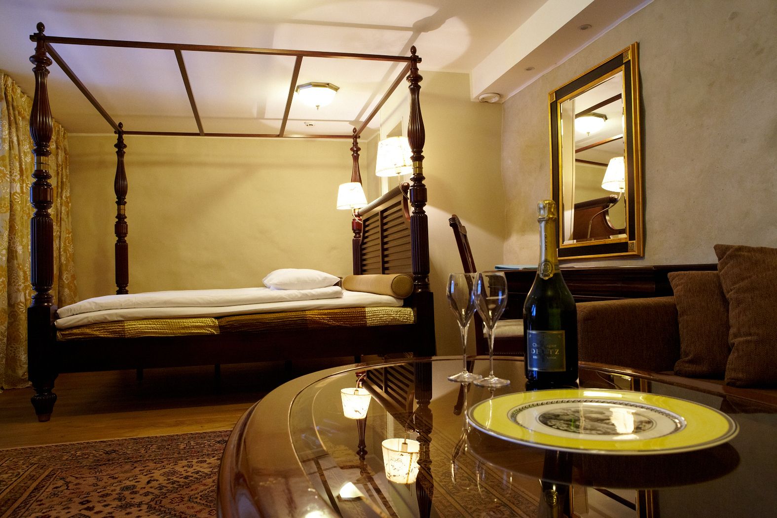 deluxe double room | in-room safe, desk, iron/ironing board, free wifi