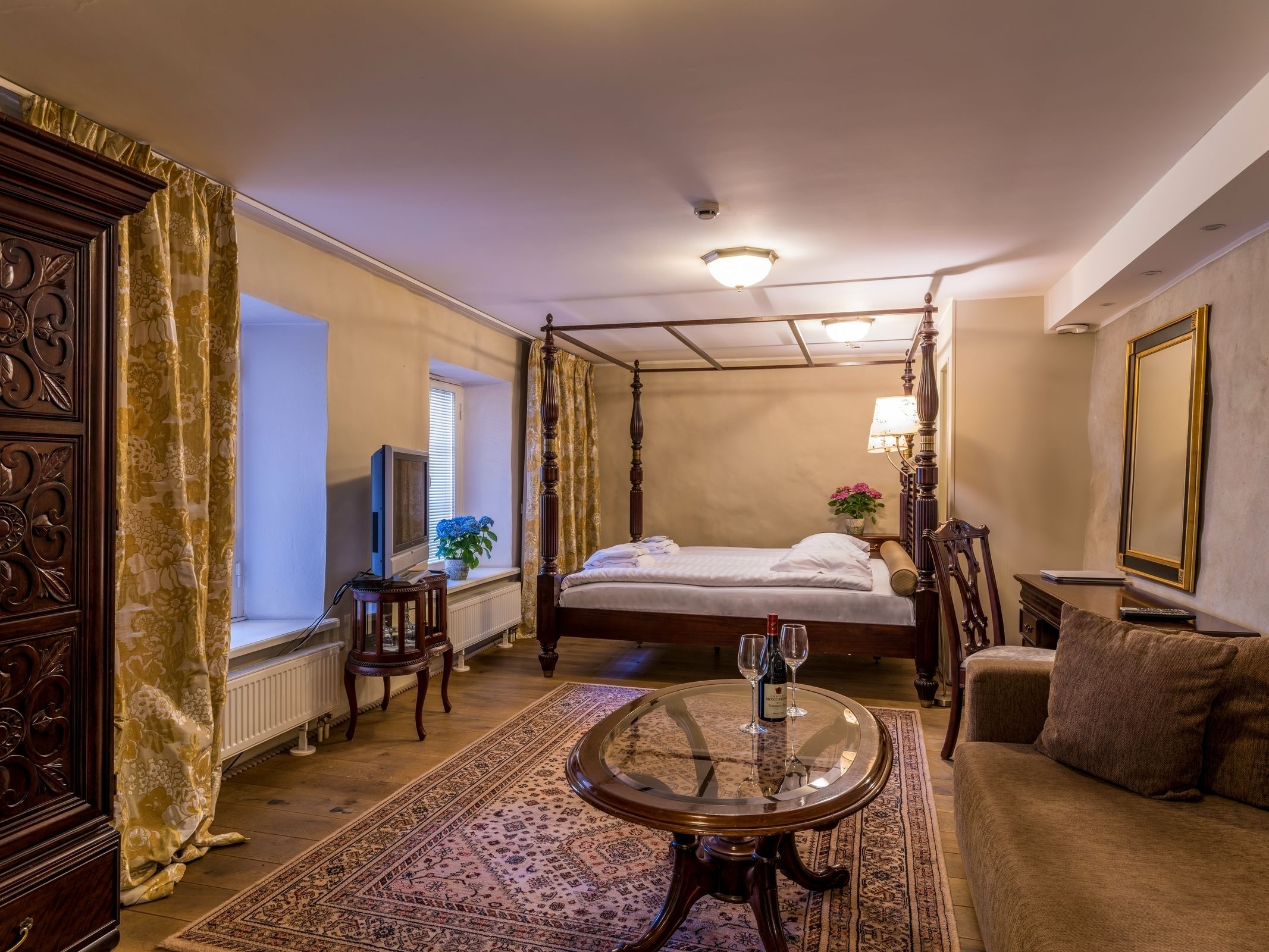 deluxe double room | in-room safe, desk, iron/ironing board, free wifi