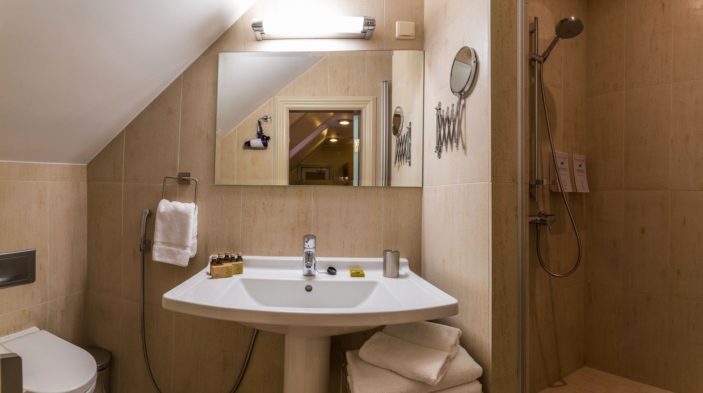 deluxe double room | bathroom | free toiletries, hair dryer, bathrobes, slippers