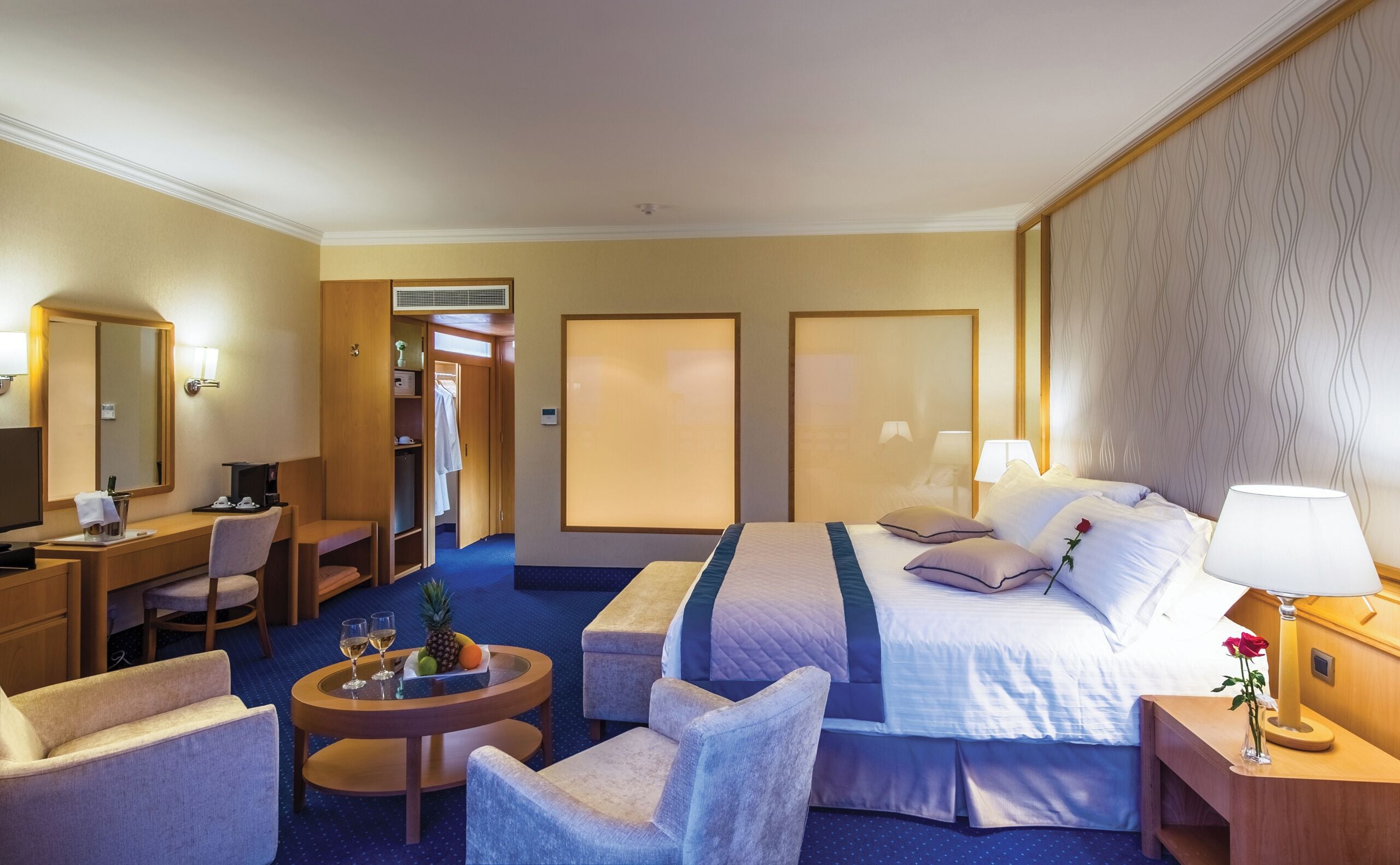 Junior Suite, Land View | 高档床上用品、迷你吧、客房内保险箱、办公桌