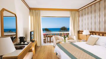 1 غرفة نوم وميني بار وخزنة داخل الغرفة ومكتب