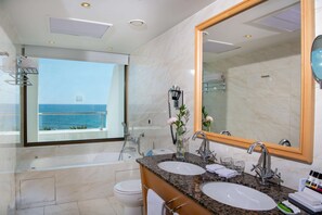 Rainfall showerhead, free toiletries, hair dryer, bathrobes