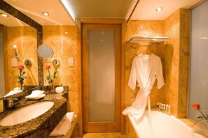 Rainfall showerhead, free toiletries, hair dryer, bathrobes - Constantinou Bros Pioneer Beach Hotel (Geroskipou)