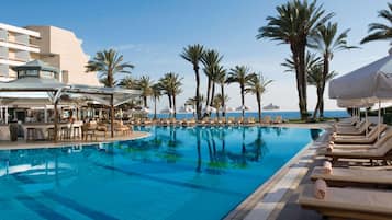 من حمّامات السباحة المغطاة، حمّام سباحة خارجي، مظلات على حمّام السباحة