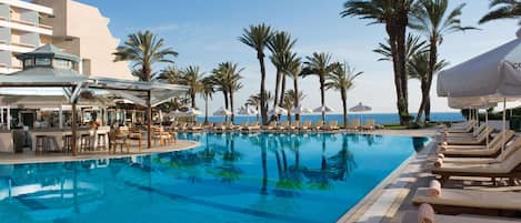 Inomhuspool, utomhuspool, parasoller och solstolar