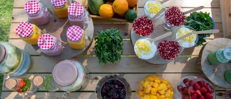 Una mesa de picnic con diferentes alimentos y bebidas.