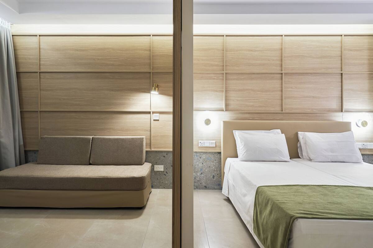 Select Comfort beds, in-room safe, desk, blackout drapes