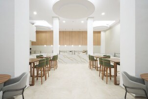 2 restaurants, breakfast served