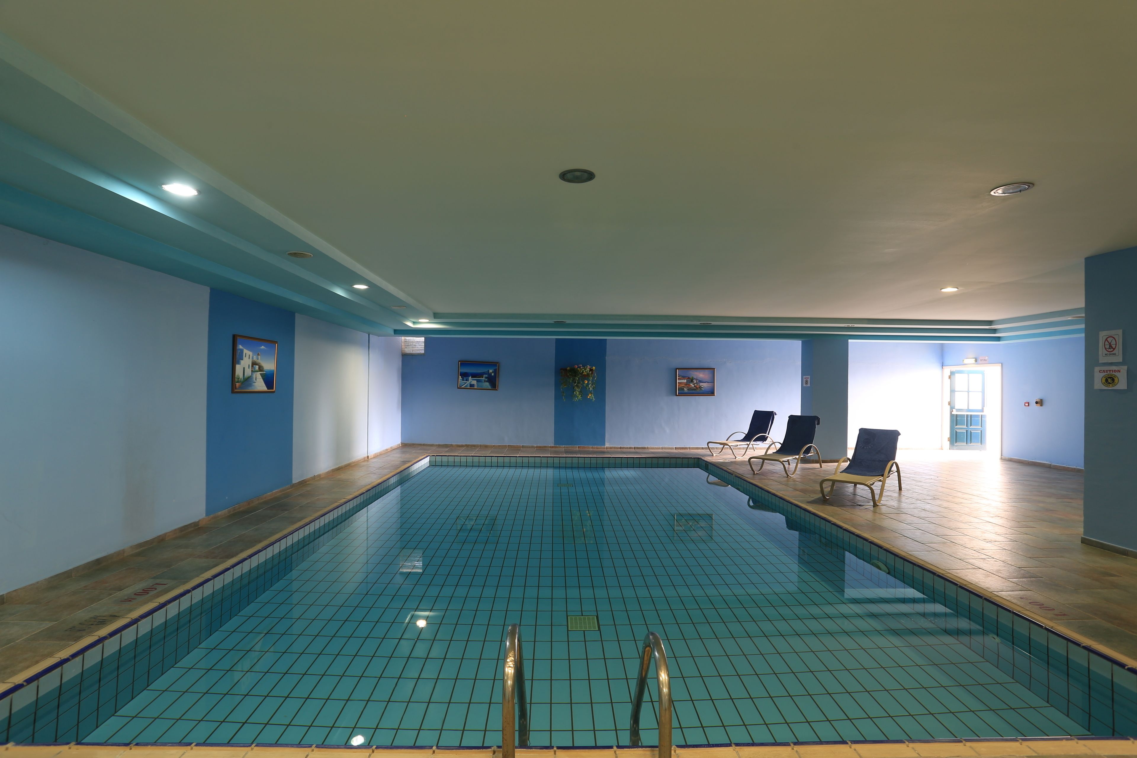 室内游泳池，2 室外游泳池，池畔遮阳伞，日光浴躺椅