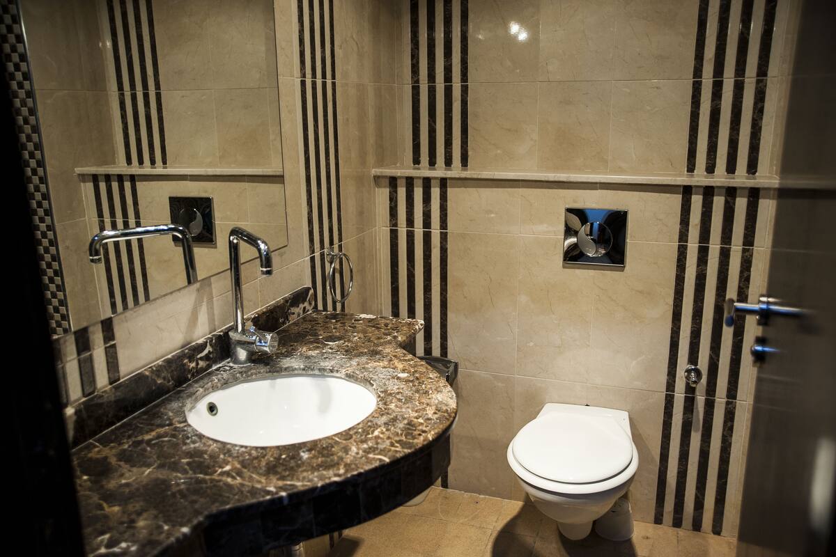 Kylpyamme, ilmaiset hygieniatuotteet, bidee, pyyhkeet