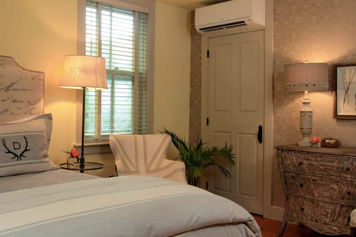 Room, Private Bathroom (Room 1) | Peralatan tempat tidur premium, dihias secara berasingan