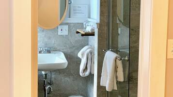 Ein Badezimmer mit Toilette, Waschbecken und Duschkabine.
