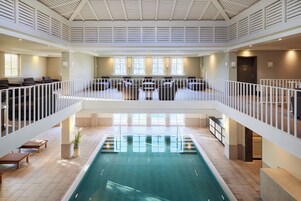 Ein geräumiger, überdachter Pool mit Balkon und Sitzbereich im zweiten Stock.