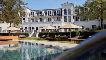 Een binnenzwembad en een buitenzwembad