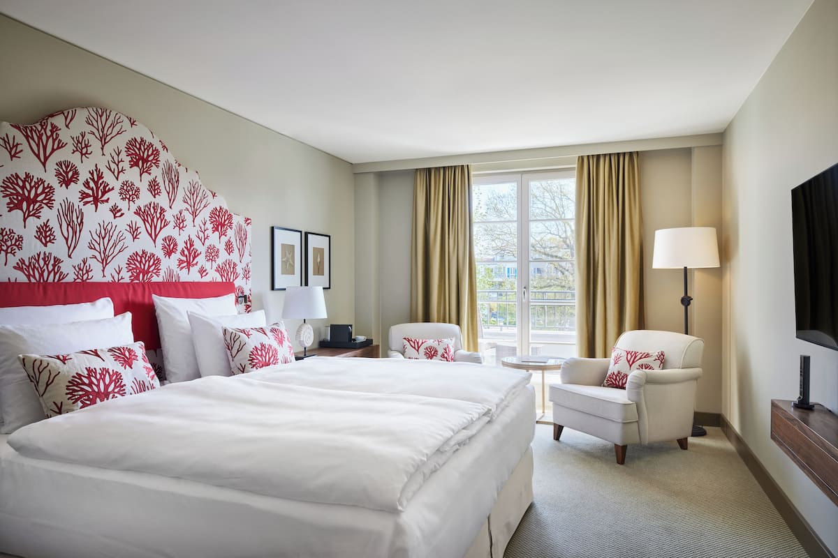 Double Room, Balcony, City View | Peralatan tempat tidur hipoalergenik, bar mini percuma
