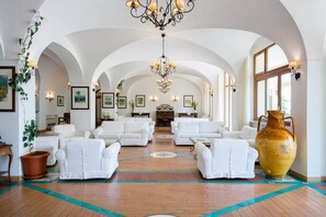 Coin salon dans le hall