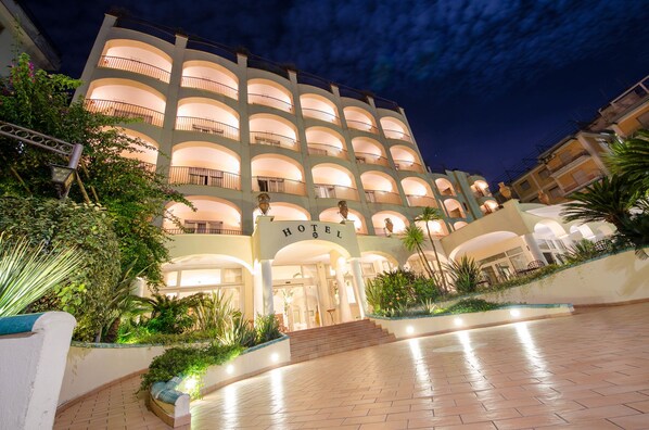 Front of property - evening/night - Hotel San Francesco (Maiori)