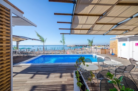 Una piscina al aire libre de temporada