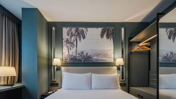 Quarto solteiro luxo | Camas Select Comfort, cofres nos quartos, escrivaninha