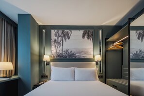 Colchones Select Comfort y caja de seguridad en la habitación 