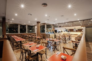 Tägliches Frühstücksbuffet (15 EUR pro Person)