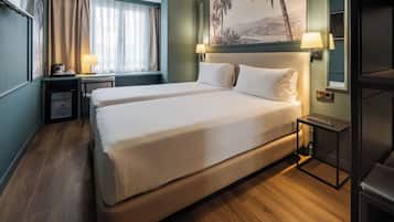 Quarto casal luxo | Camas Select Comfort, cofres nos quartos, escrivaninha