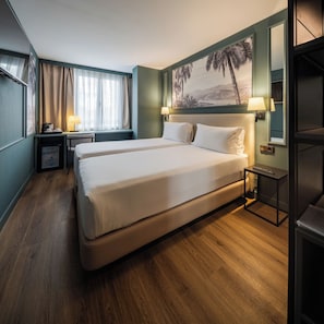 Deluxe Double Room | Select Comfort beds, in-room safe, desk, laptop workspace - BYPILLOW Castellana (Madrid)