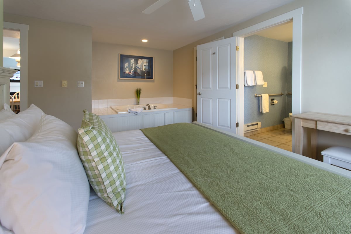 1 bedroom, premium bedding, iron/ironing board, free WiFi