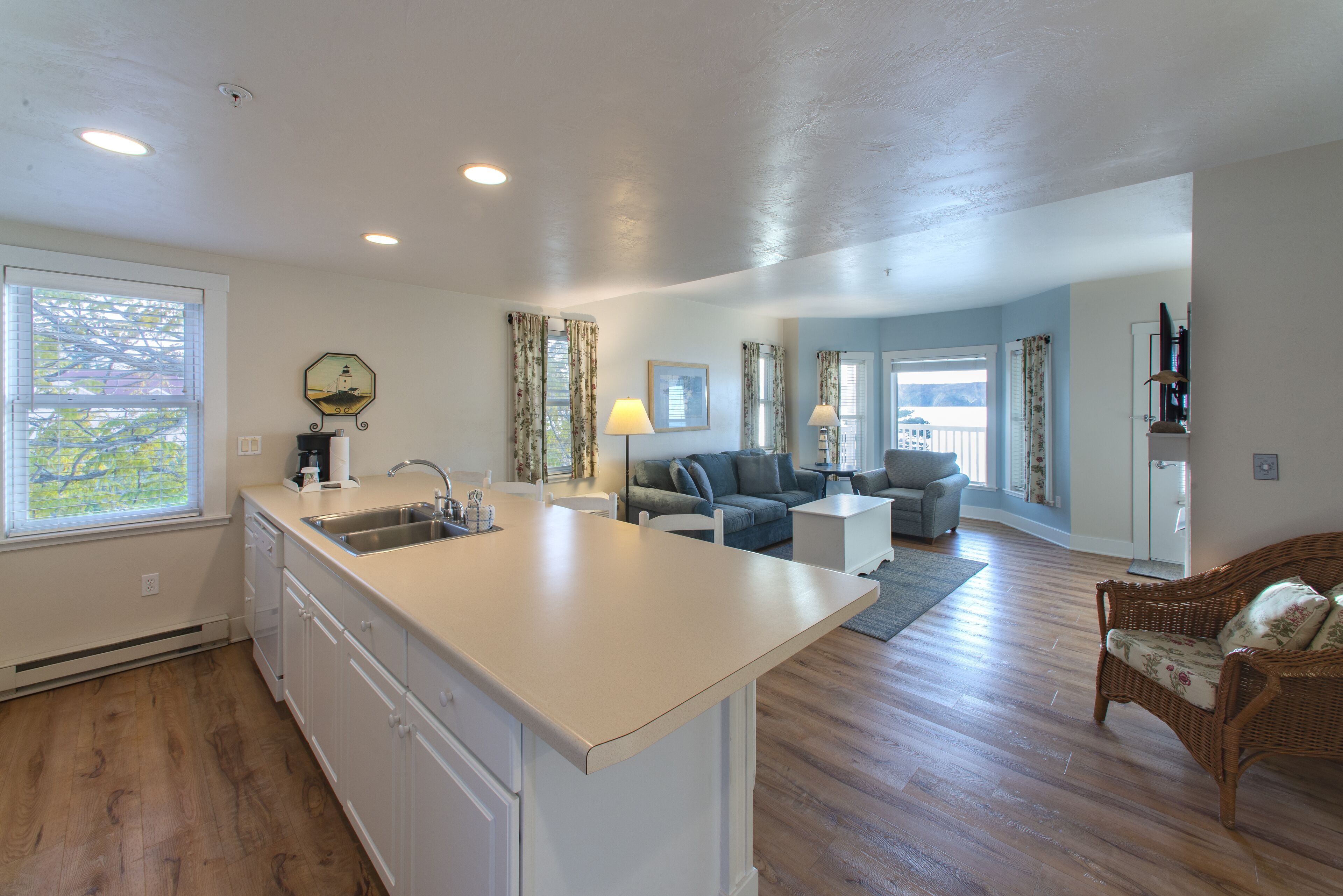 premium suite, 1 king bed, fireplace | private kitchen | microwave, coffee/tea maker, toaster, cookware/dishes/utensils