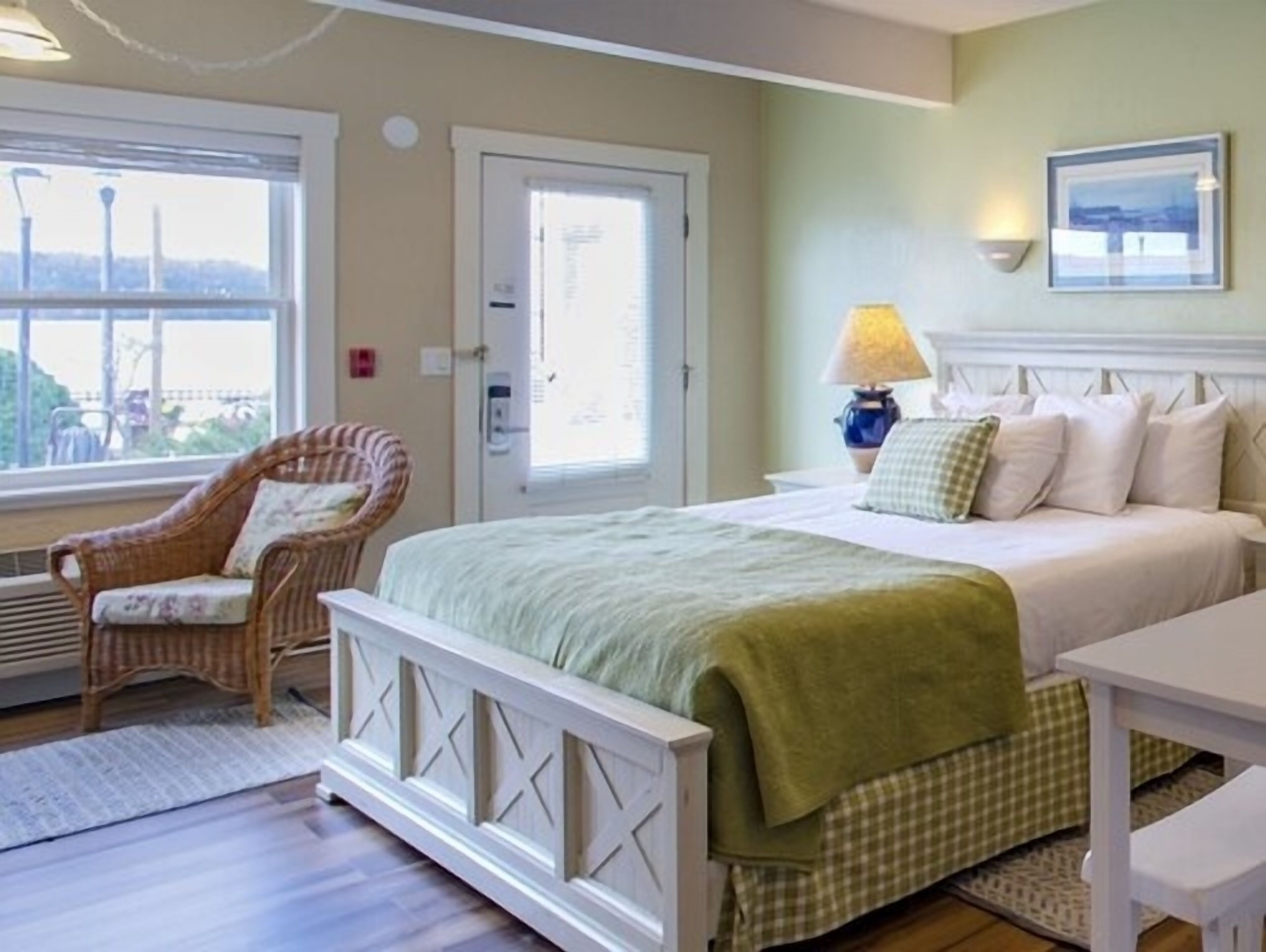 Honeymoon Studio, 1 King Bed, Fireplace | Premium bedding, iron/ironing board, free WiFi, bed sheets