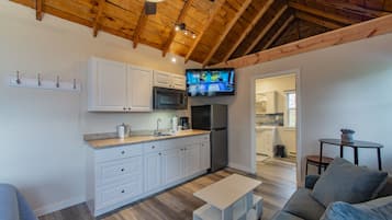 Superior Cottage | Private kitchen | Microwave, coffee/tea maker, toaster, cookware/dishes/utensils