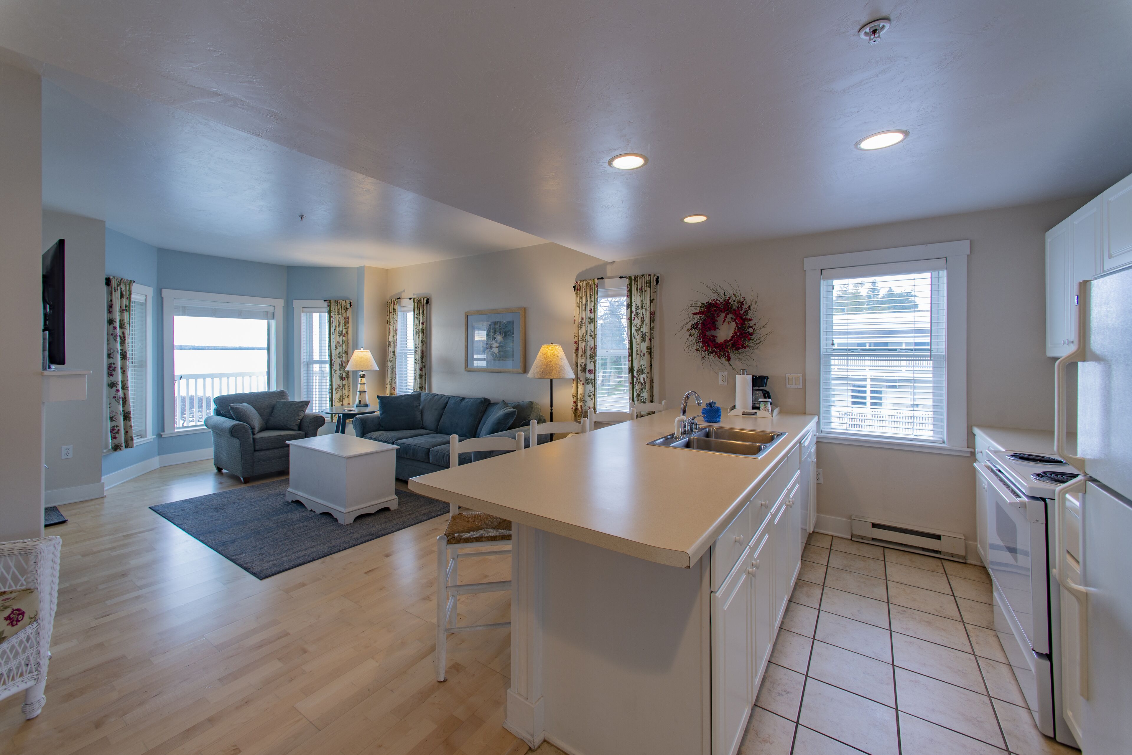 premium suite, 1 king bed, fireplace | living area | 42-inch flat-screen tv with cable channels, tv