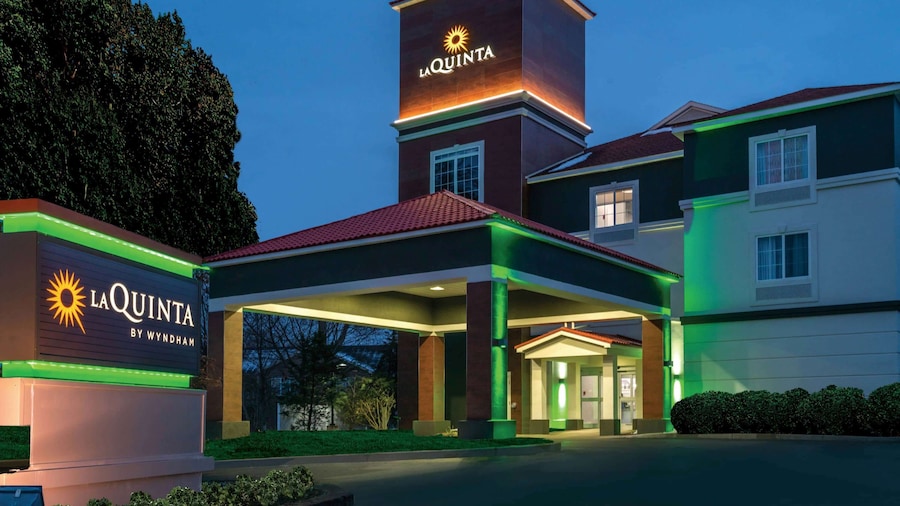 La Quinta Inn & Suites by Wyndham Latham Albany Airport