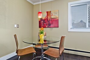 City Suite, 1 Bedroom | In-room dining