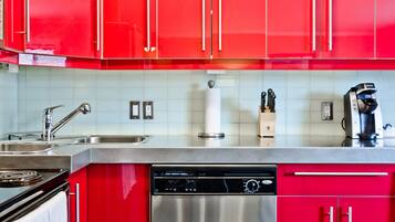 Suite urbana, 1 habitación | Cocina privada | Refrigerador con congelador, microondas y parrilla de estufa