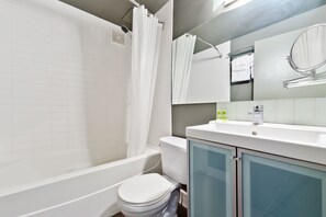 Suite urbana, 1 habitación | Baño | Tina con regadera y toallas 