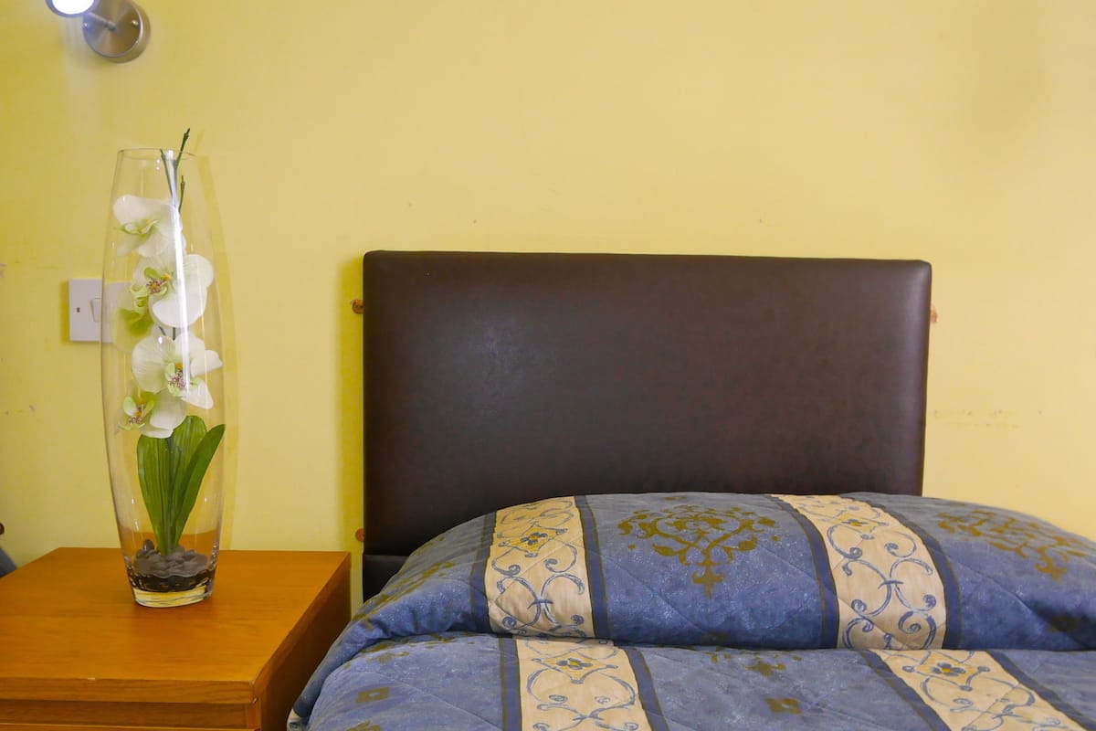 Chambre Simple Standard | Fer et planche Ă repasser, Wi-Fi gratuit