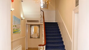 Lobby - Pacific Hotel (London)