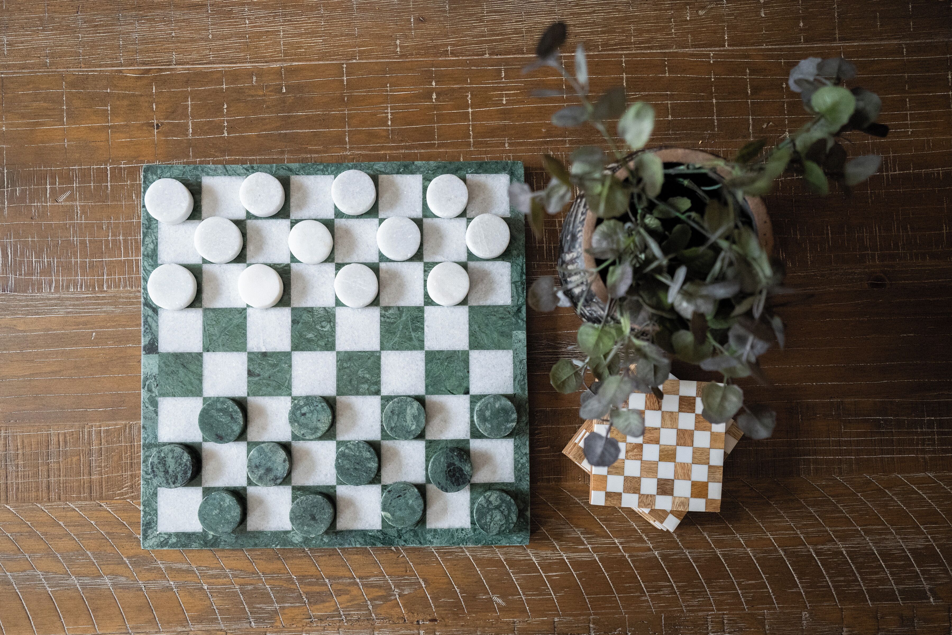 Un tablero de ajedrez con piezas sobre una superficie de madera.