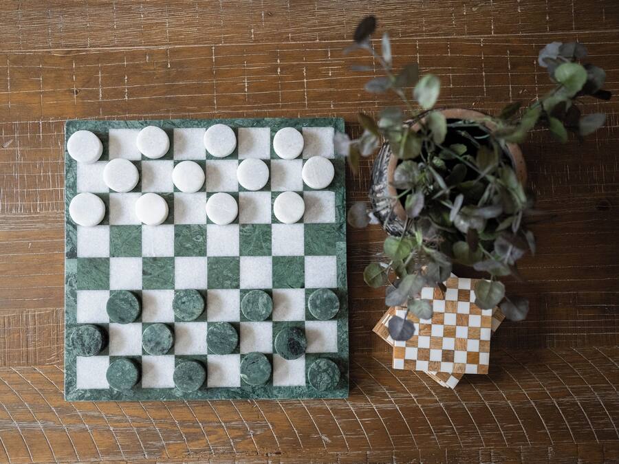 Un tablero de ajedrez con piezas sobre una superficie de madera.