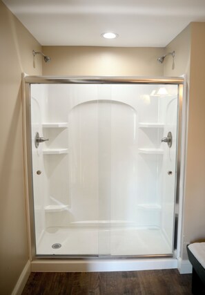 Habitación Premium | Baño | Regadera, toallas, shampoo, papel de baño 