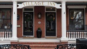 Un bâtiment en briques sur lequel on peut lire l’inscription « Village Inn » au-dessus de l’entrée.