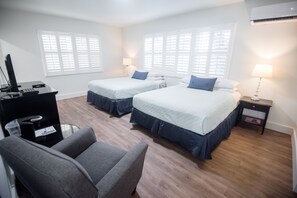 Deluxe Room, 2 Queen Beds | Living room
